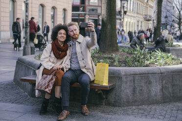 Ein Paar macht ein Selfie in der Stadt - MOMF00147