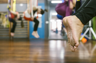 Füße einer Frau im Aerial-Yoga-Kurs - MGOF03244