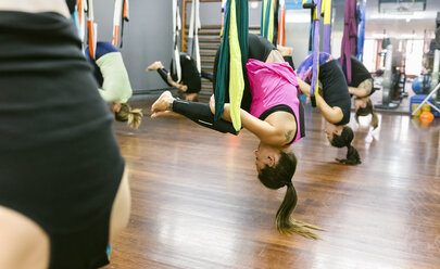 Eine Gruppe von Frauen bei einer Aerial-Yoga-Stunde - MGOF03252