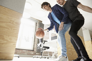 Junge Männer im Büro spielen Basketball - RHF01909