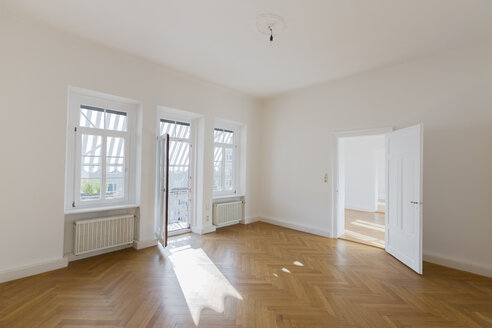Spacious empty flat with herringbone parquet - FCF01165
