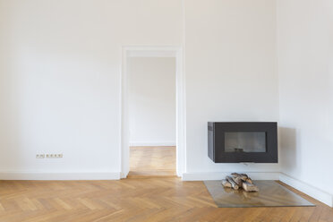 Spacious empty living room with herringbone parquet and fireplace - FCF01167