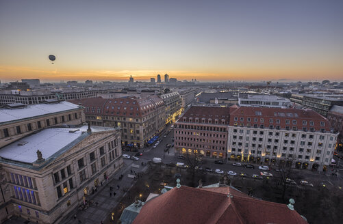 Deutschland, Berlin, erhöhter Blick auf die Stadt bei Sonnenuntergang - PVCF01070