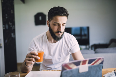 Junger Mann beim Frühstück, lizenzfreies Stockfoto