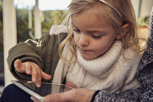 Girl with her mother using tablet - KDF00725