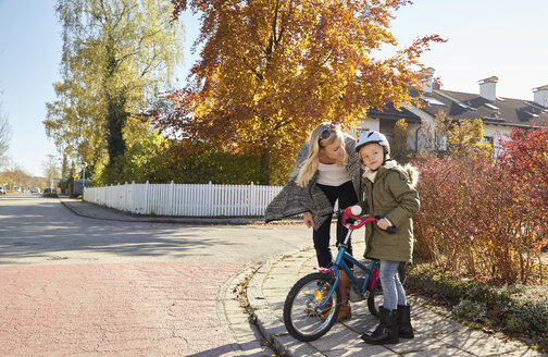 Mutter im Gespräch mit Tochter mit Fahrrad - KDF00731