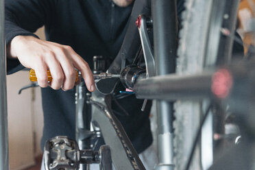 Fahrradmechaniker wechselt Hinterradaufhängung - SKCF00289