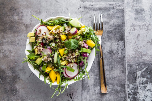 Mango-Quinoa-Salat mit Rucola, Avocado, Gurke, roten Radieschen und Kürbiskernen - SARF03294