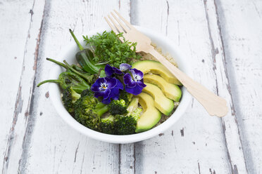 Detox bowl of brokkoli, quinoa, avocado, Pimientos de Padron, cress and pansies - LVF06054