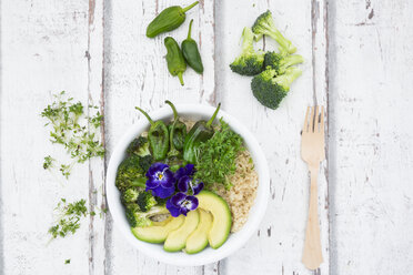 Detox-Schüssel mit Brokkoli, Quinoa, Avocado, Pimientos de Padron, Kresse und Stiefmütterchen - LVF06055