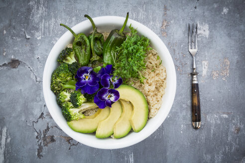 Detox-Schüssel mit Brokkoli, Quinoa, Avocado, Pimientos de Padron, Kresse und Stiefmütterchen - LVF06056