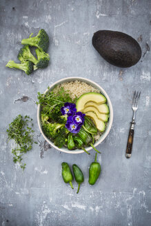 Detox-Schüssel mit Brokkoli, Quinoa, Avocado, Pimientos de Padron, Kresse und Stiefmütterchen - LVF06057