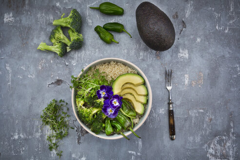 Detox-Schüssel mit Brokkoli, Quinoa, Avocado, Pimientos de Padron, Kresse und Stiefmütterchen - LVF06058