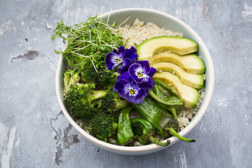 Detox-Schüssel mit Brokkoli, Quinoa, Avocado, Pimientos de Padron, Kresse und Stiefmütterchen - LVF06059