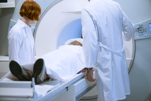 Ärztin bereitet Patientin für Magnetresonanztomographie vor - MWEF00138
