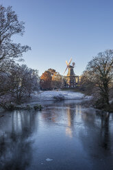 Deutschland, Bremen, Am Wall Windmühle im Winter - PVCF01075