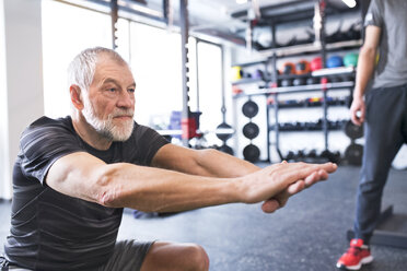 Älterer Mann trainiert im Fitnessstudio - HAPF01457