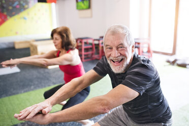 Älterer Mann und Frau trainieren im Fitnessstudio - HAPF01458