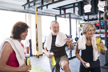 Group of fit seniors in gym taking a break - HAPF01459