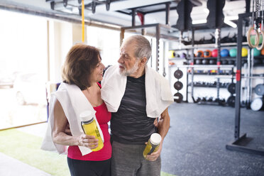 Fittes Seniorenpaar im Fitnessstudio macht eine Pause - HAPF01461