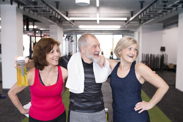 Gruppe von fitten Senioren im Fitnessstudio, die eine Pause machen - HAPF01463