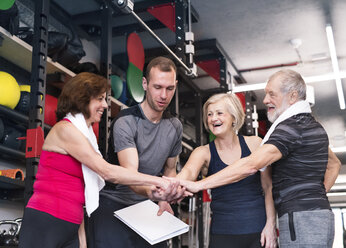 Gruppe von fitten Senioren mit Personal Trainer im Fitnessstudio - HAPF01468