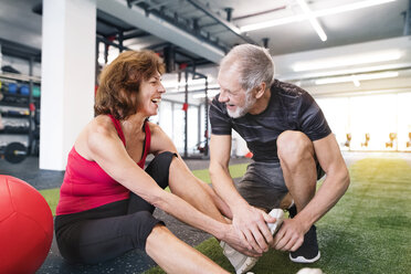 Glückliches älteres Paar beim Training im Fitnessstudio - HAPF01475