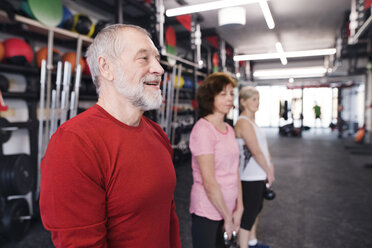 Gruppe von fitten Senioren im Fitnessstudio beim Training mit Kettlebells - HAPF01485
