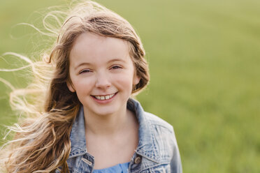 Porträt eines lächelnden Mädchens mit wehendem Haar - NMSF00046