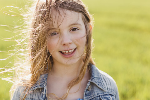 Porträt eines lächelnden Mädchens mit wehendem Haar, lizenzfreies Stockfoto