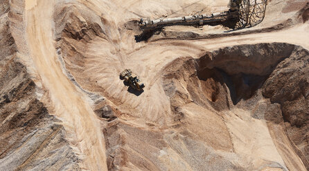 USA, Texas, Luftaufnahme einer Sandmine bei San Antonio mit einem Grader, der Sand bewegt - BCDF00269