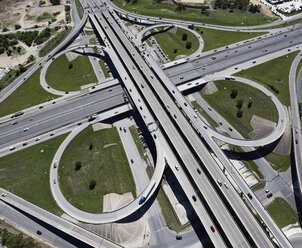 USA, Texas, San Antonio, Luftaufnahme eines Autobahnkreuzes - BCDF00274