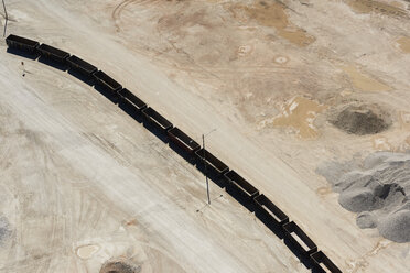 USA, Texas, Luftaufnahme einer Sandmine bei San Antonio mit entladenen Eisenbahnwaggons - BCDF00276