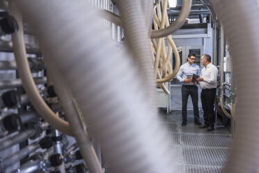 Zwei Männer im Gespräch über das System in der Fabrik - DIGF01920