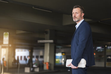 Businessman waiting at bus terminal - DIGF01998