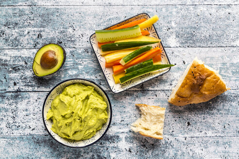 Schale mit Avocado-Hummus, Crudites, Avocado und Fladenbrot - SARF03305