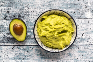 Schale mit Avocado-Hummus und einer halben Avocado - SARF03307