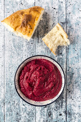 Schale mit Rote-Bete-Hummus und Fladenbrot - SARF03308