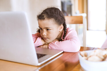 Kleines Mädchen mit Laptop, am Tisch sitzend - HAPF01487