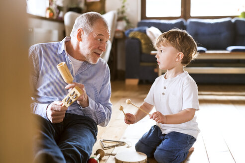 Großvater und Enkel musizieren zu Hause - HAPF01507