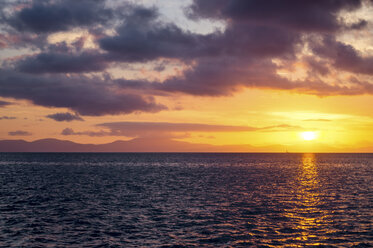 Australien, Queensland, Whitsunday Island, Sonnenuntergang über dem Meer - PUF00633