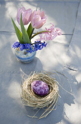 Osterdekoration mit Nest, Ei und Frühlingsblumen - GISF00282
