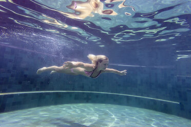 Woman underwater in a swimming pool - KNTF00826