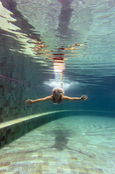 Frau unter Wasser in einem Schwimmbad - KNTF00827