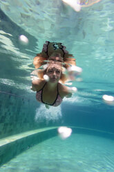 Woman underwater in a swimming pool - KNTF00828