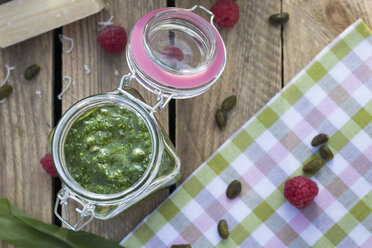 Glas mit hausgemachtem Bärlauchpesto, Parmesan und Pistazien - YFF00666