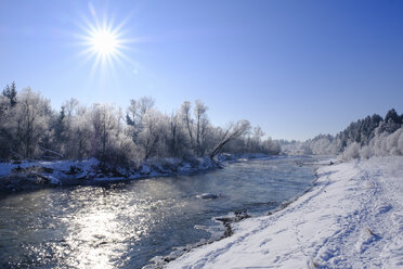 Deutschland, Bayern, Geretsried, Isar, Wintermorgen - SIEF07406