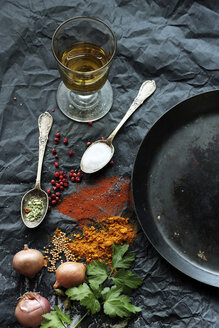 Olive oil, herbs and spices and an old iron pan - HSTF00049