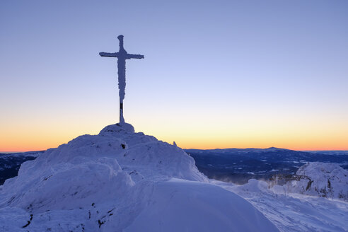 Deutschland, Bayern, Bayerischer Wald im Winter, Großer Arber, Gipfelkreuz am Morgen - SIEF07411