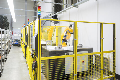 Industrieroboter in der Fabrikhalle - DIGF02061